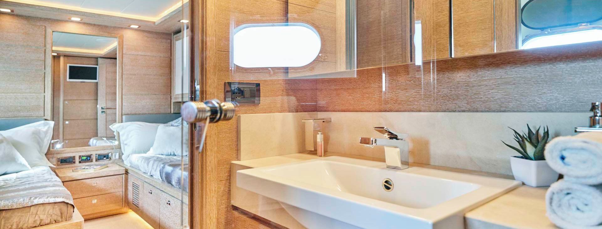 FERRETTI CUSTOM LINE 112 „ACCEPTUS“