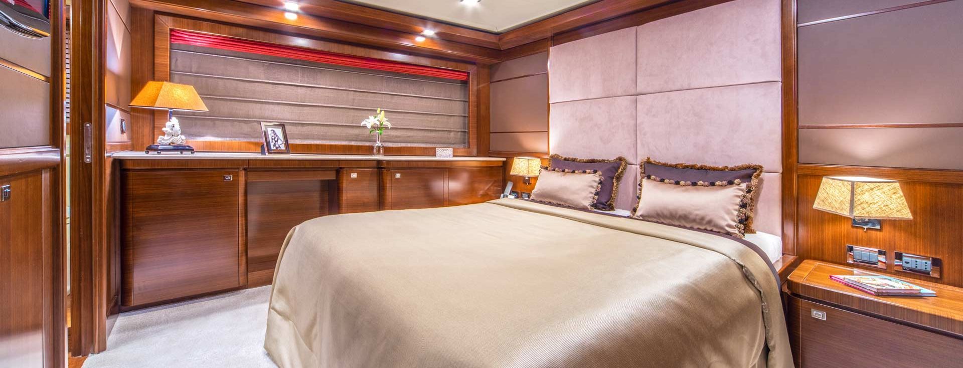 FERRETTI NAVETTA 33 “SEVENTH SENSE”