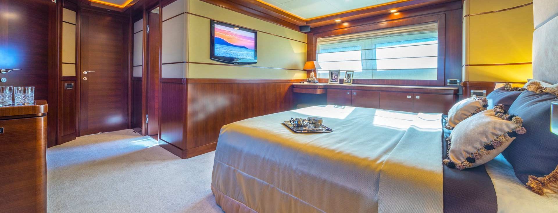 FERRETTI NAVETTA 33 “SEVENTH SENSE”