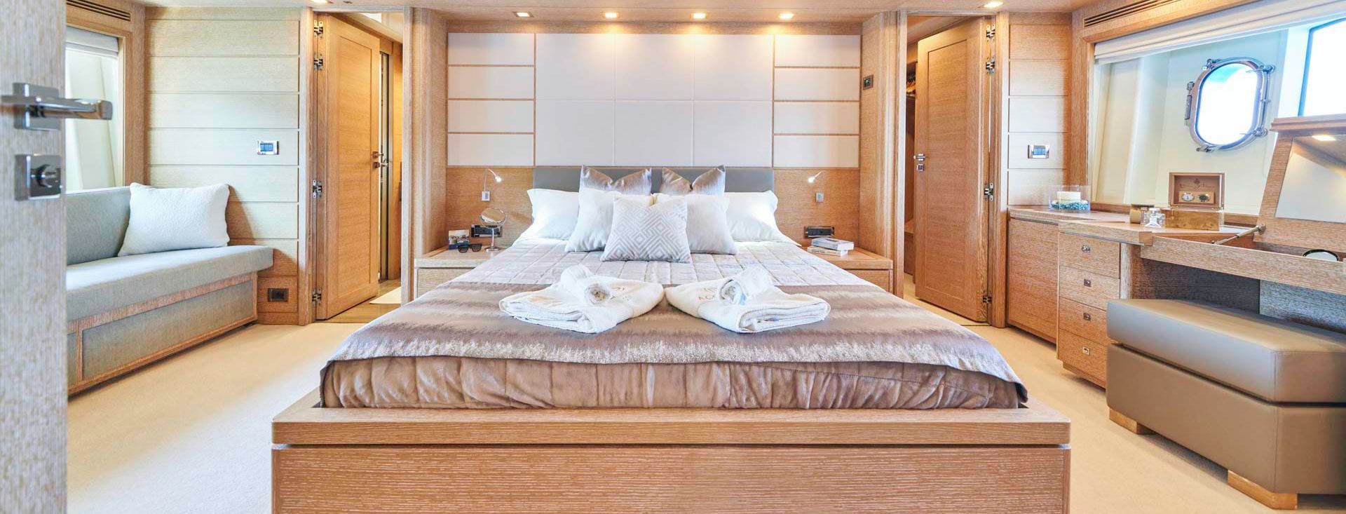 FERRETTI CUSTOM LINE 112 „ACCEPTUS“