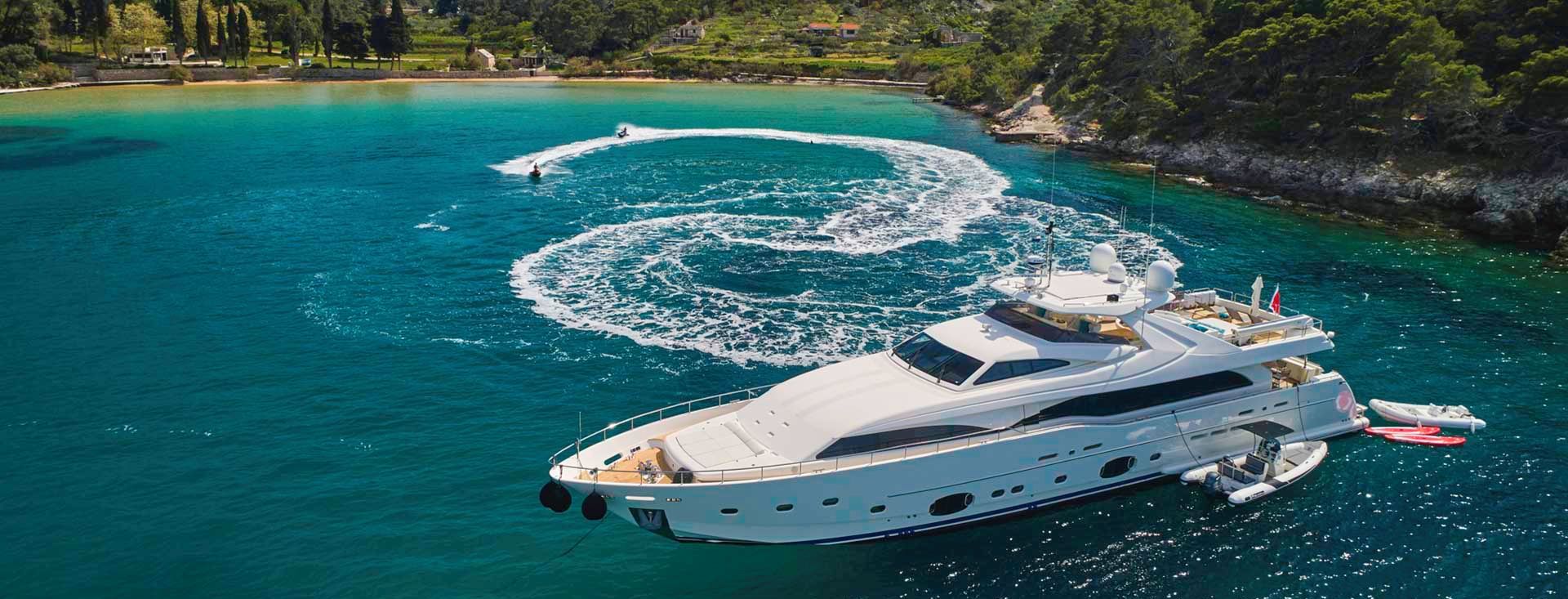 FERRETTI CUSTOM LINE 112 „ACCEPTUS“