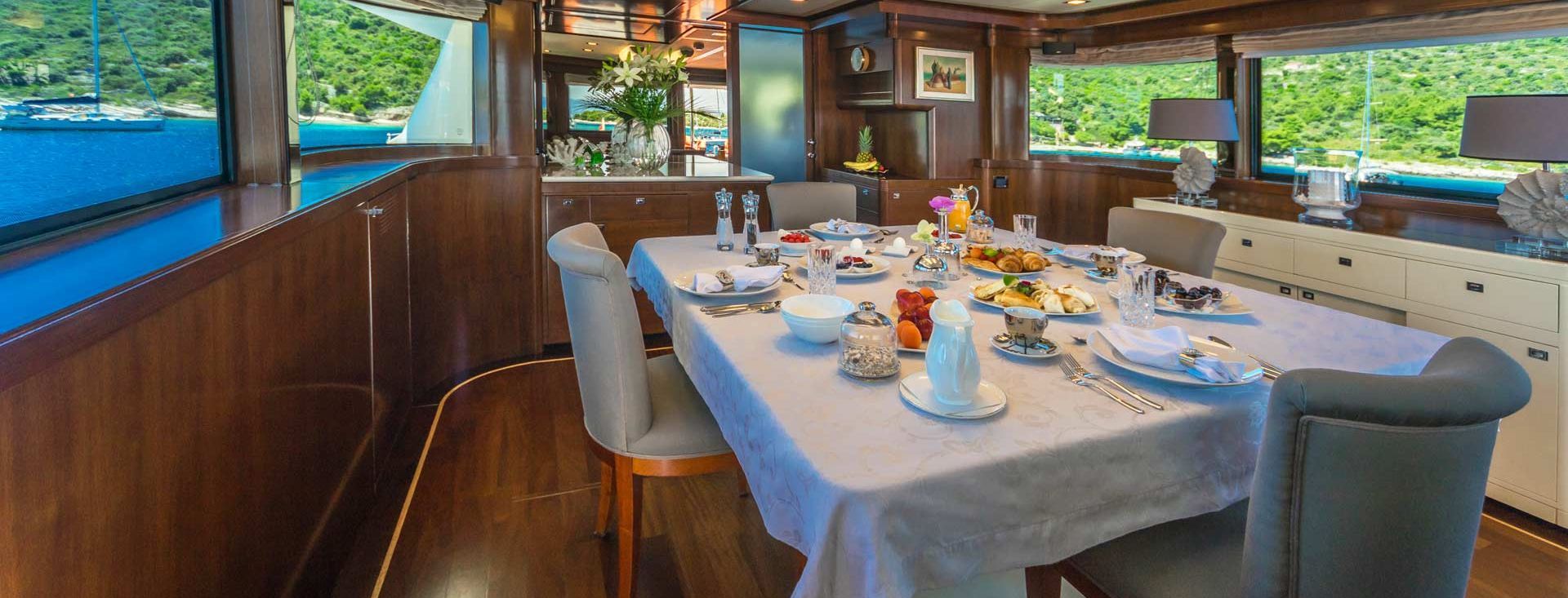 FERRETTI NAVETTA 33 “SEVENTH SENSE”